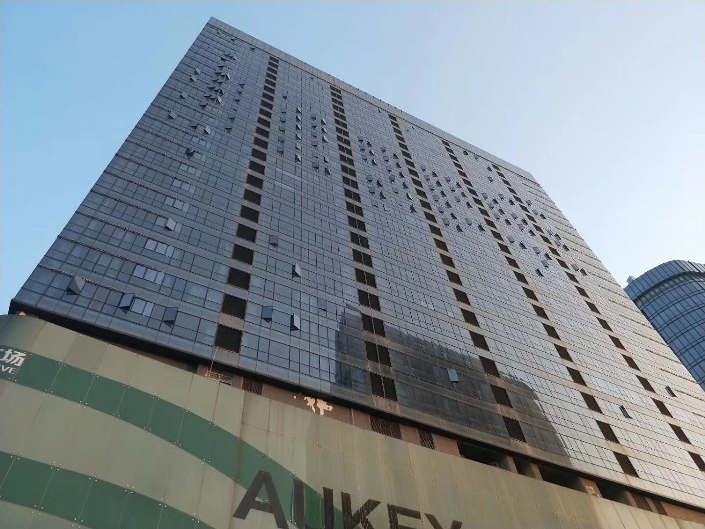 平湖10号线华南城地铁口《十号公馆》三栋2700户大盘，首付40万起，不限购