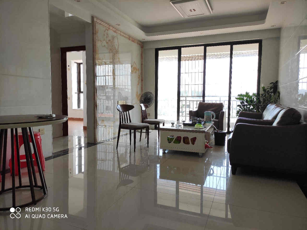 东莞石排中心小学旁《中心学府》小产权房，南北通透，原始户型有大阳台