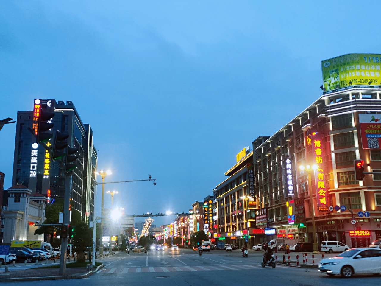 东莞大朗中心沃尔玛旁《中央新城》2栋统建楼，封闭式管理，停车位充足！