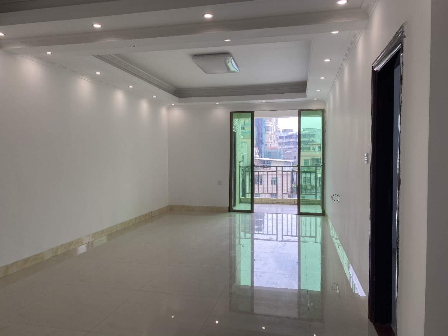 东莞大岭山体育公园旁《盛世华庭》地铁口毛坯小产权房，总价36.8万买大三房