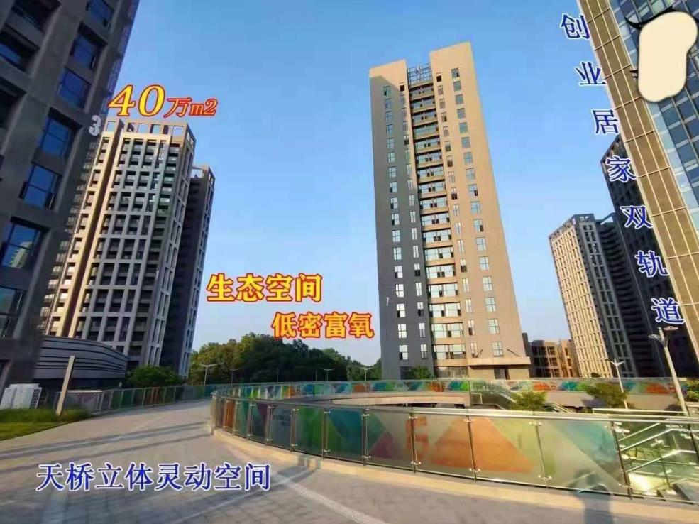 深圳平湖17栋大型花园房《鹿湖花园》2100户社区 带停车场 精装修出售 均价1.4万元起