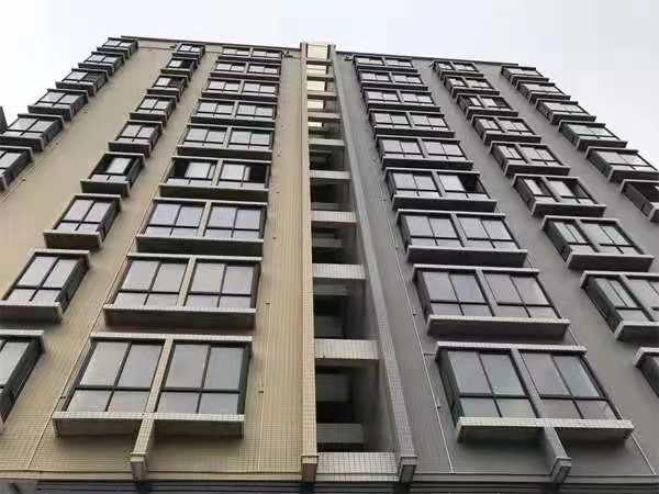 东莞大岭山地铁口发绿本的小产权房《天城松湖》厅出阳台，路边第一排，可分期