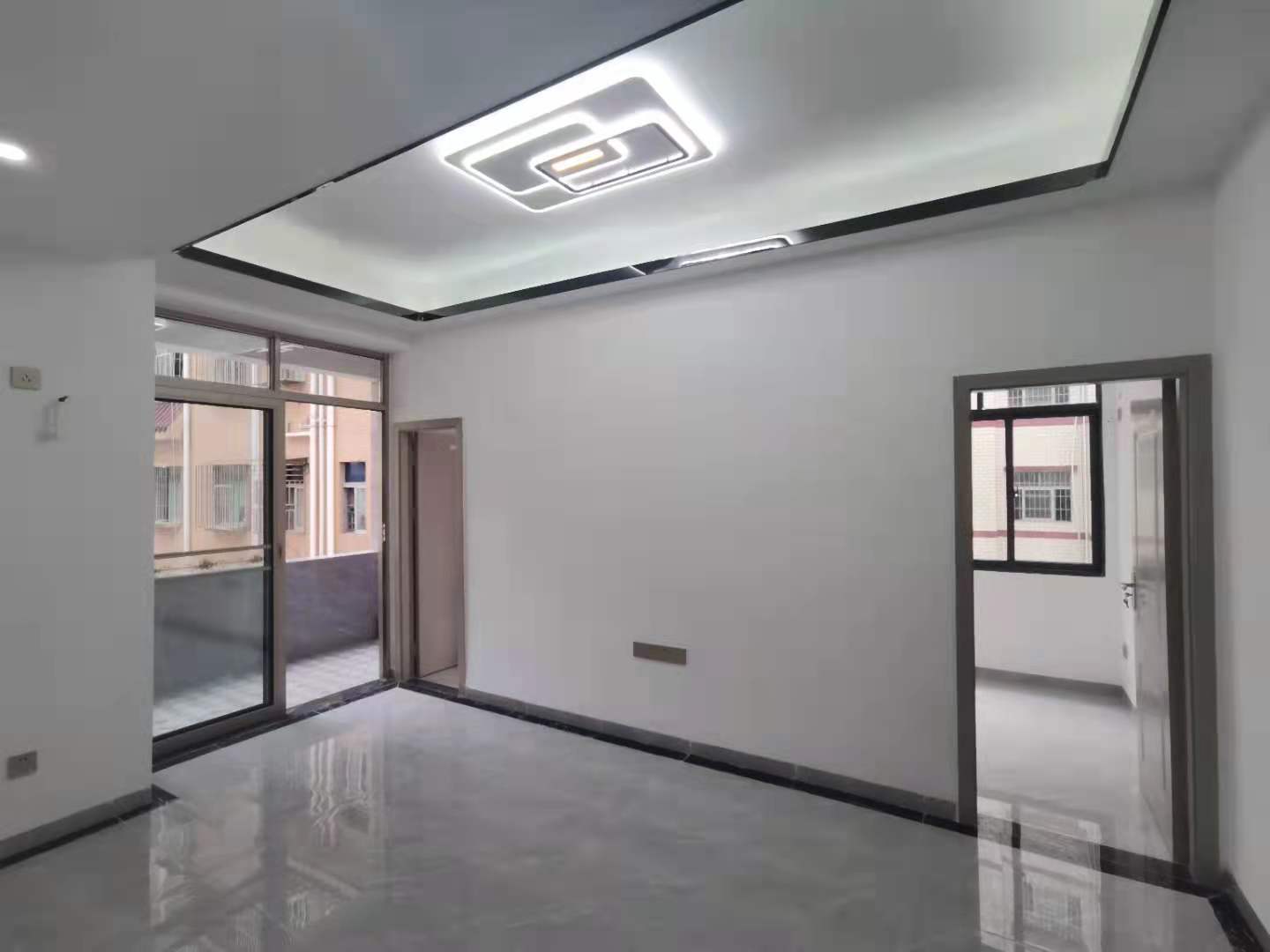 龙岗大运爱联地铁口小产权房《爱联壹号》精装原始户型，可以就读万外国语学校