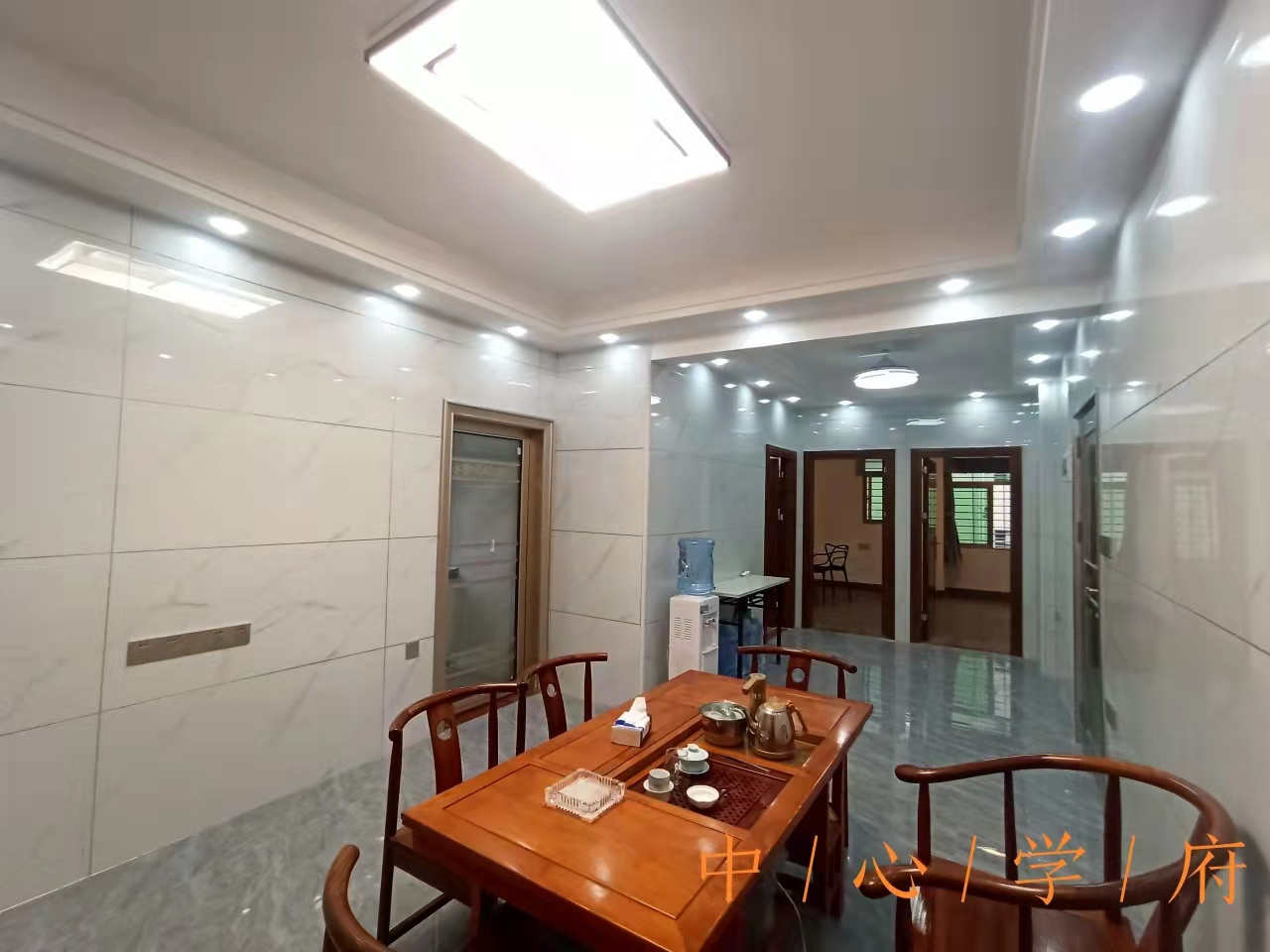 东莞长安宵边小产权房《中心学府》楼下停车场，一梯两户总价49.8万起