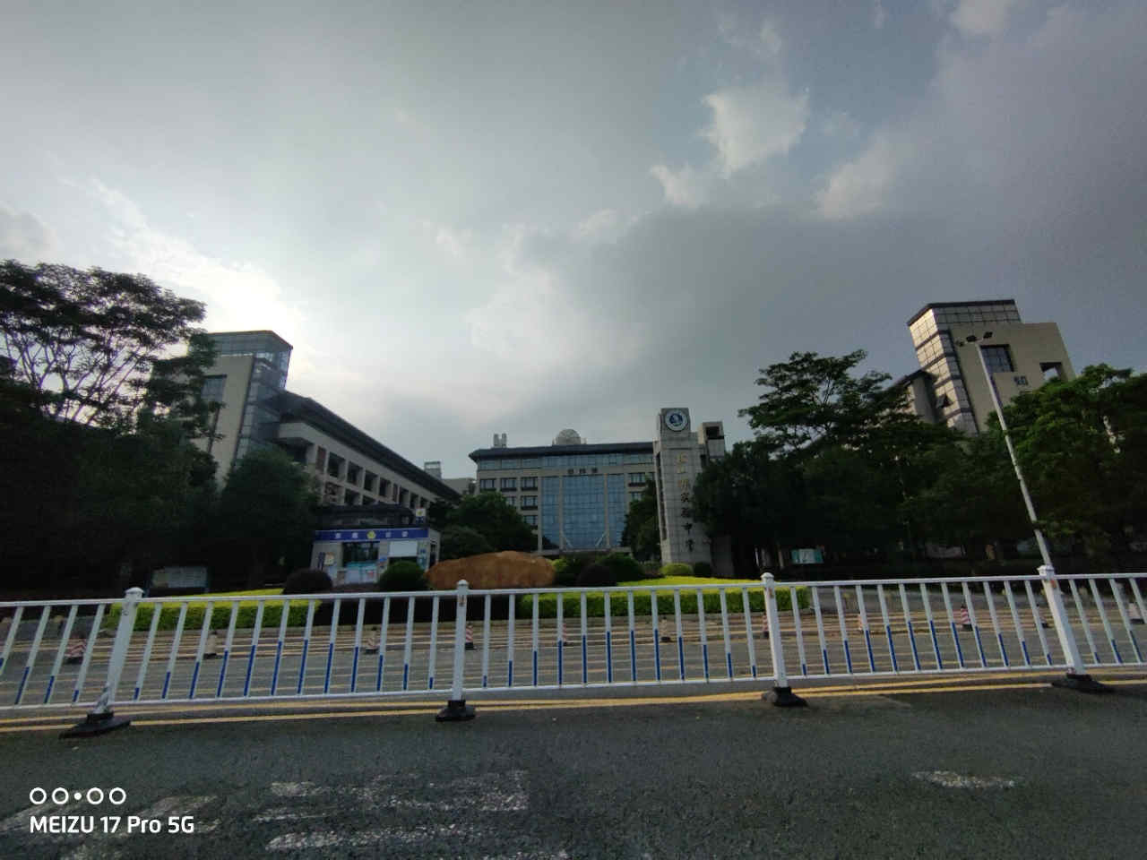 大岭山马蹄岗楼盘《学府雅苑》小产权房，零距离松山湖，平层和复式都有