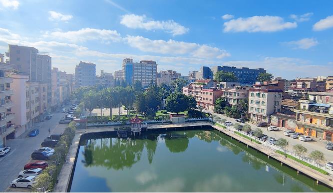 厚街珊美地铁口湖景小产权房《景湖一号》1:1停车场，距离大润发200多米