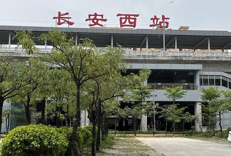 长安厦边小产权新楼盘（万福家园）路边第一排，停车方便 两房和三房户型都有