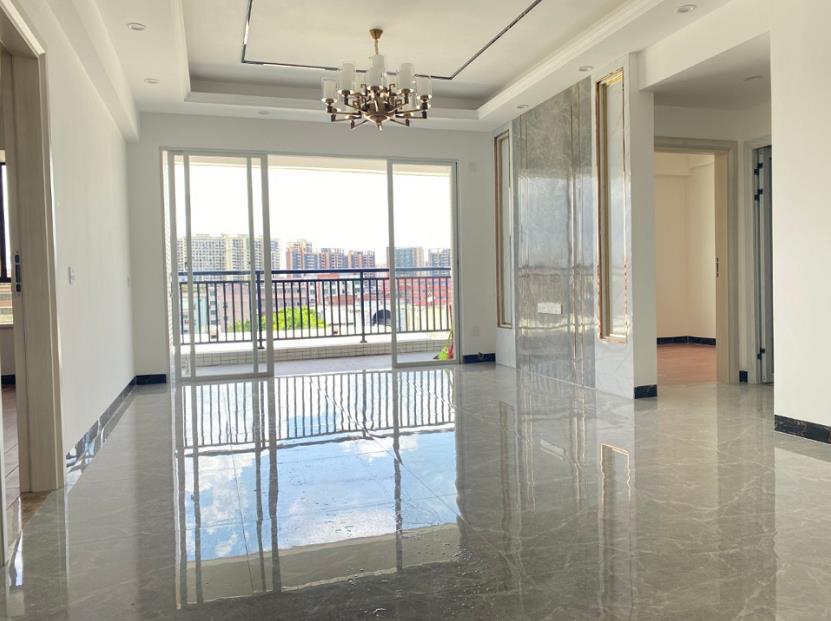 大朗蔡边《松湖美景》2栋，地处繁华商业中心区，两房、三房，3980元/m²起带装修，可分期！