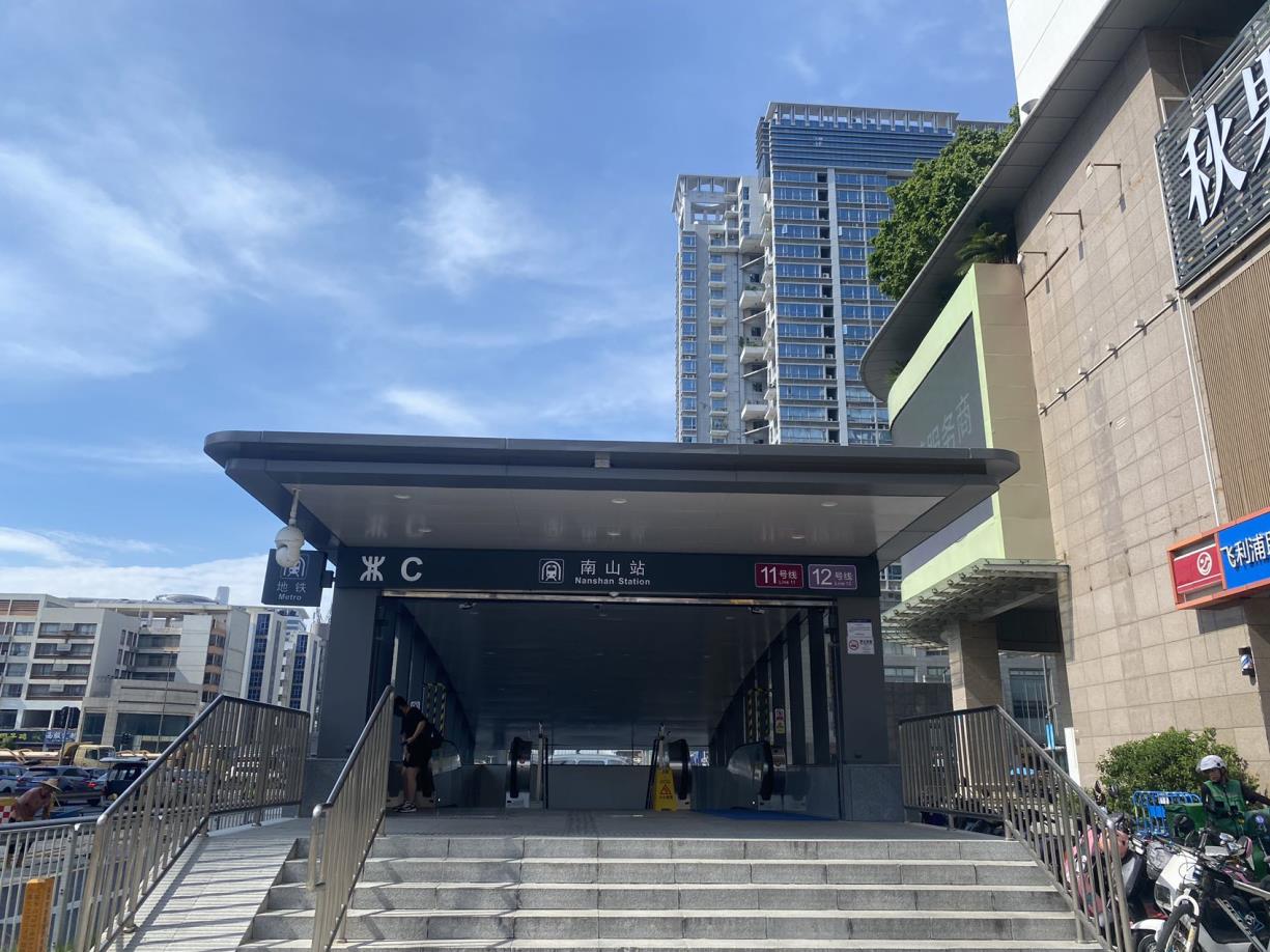 《南山新世纪》深圳南山地铁口物业，一房56.8万，两房86.8万任选